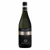 8025493428157 2015 Im Glas zeigt sich der Wein in einem tiefen Rubinrot mit violetten Reflexen. Das Bouquet ist fruchtbetont und rund, mit Aromen von reifen Kirschen, Pflaumen und roten Beeren, ergänzt durch feine Noten von Kräutern, Veilchen und einem Hauch von Schokolade 8025493428157-2015