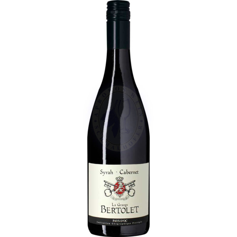 211847 Product La Grange Bertolet Syrah - Cabernet ist ein roter Wein aus der Region IGP Pays d'Oc in Frankreich, der aus einer Kombination von Syrah und Cabernet Sauvignon-Trauben hergestellt wird. Der Wein zeigt eine tiefrote Farbe und bietet in der Nase Aromen von reifen Früchten, insbesondere von Kirschen und Pflaumen, begleitet von würzigen Noten, die dem Wein Tiefe und Komplexität verleihen.