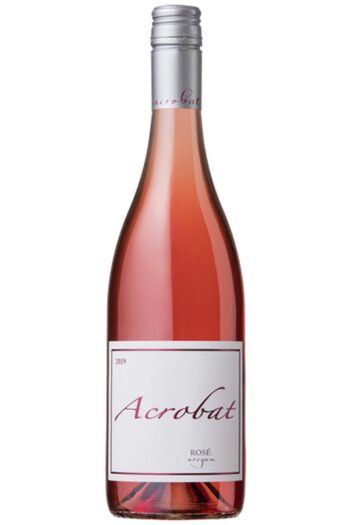 214292 Product Der Acrobat Rosé 2021 zeigt sich mit einem schönen, lebendigen Farbton von blassrosa. Die Nase verströmt frisch geschnittene Erdbeeren mit einem weichen Hauch von Blumen. Der Gaumen ist laserfokussiert mit hellen Aromen von frischen Erdbeeren und saftigen Birnen, mit einer angenehmen Struktur von lebendiger, sauberer Säure. Bemerkenswerte Balance zwischen frischem Obst und Struktur, die mit einer Vielzahl von Gerichten und Lebensmitteln, insbesondere Käse. Die Reifung erfolgte über zwei Monate in Edelstahltanks. 100% Pinot Noir.