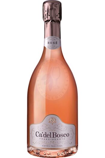 27252 Der Cuvée Rosé Prestige Franciacorta präsentiert sich in einem eleganten, hellen Lachsrosa mit feinen, anhaltenden Bläschen. In der Nase entfalten sich frische Aromen von roten Früchten wie Erdbeeren, Himbeeren und Kirschen, ergänzt durch subtile florale Noten und einen Hauch von Zitrusfrüchten. 27252