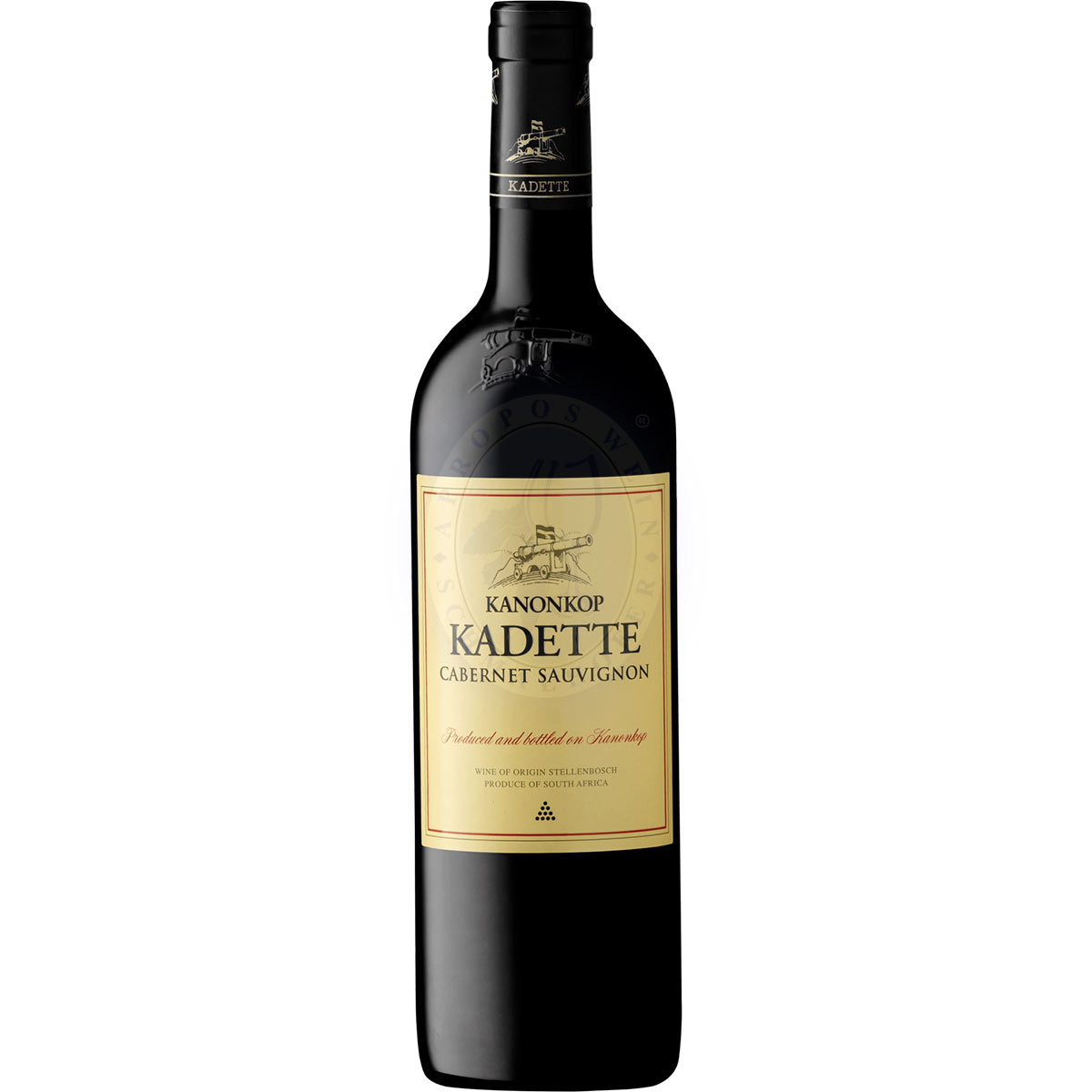 303499 Product Der Kadette Cabernet Sauvignon 2022 von Kanonkop ist ein charakterstarker, klassisch vinifizierter Rotwein aus Stellenbosch, der die Tiefe und Struktur südafrikanischen Cabernet Sauvignons eindrucksvoll widerspiegelt. Im Glas zeigt er sich in dichtem, tiefem Rubinrot mit dunklen Reflexen. Die Nase offenbart ein intensives Aromenspektrum aus schwarzen Johannisbeeren, reifen Pflaumen und dunkler Kirsche, begleitet von subtilen Noten nach Zedernholz, Tabak, Kakao und einer feinen Würze 103426