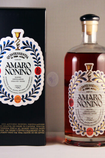 352112 Product Im Glas fasziniert der Amaro mit einer bernsteinfarbenen Tiefe, die schon visuell die Wärme von Alpenkräutern und reifer Holznote vereint. Sein Aroma eröffnet eine vielschichtige Welt: würzige Bergkräuter, zarte Zitrusnuancen und florale Anklänge verbinden sich mit einer harmonischen Bitternote – ein raffiniertes Zusammenspiel, das Nachhaltigkeit und Raffinesse erzählt. Amaro-Nonino.jpg