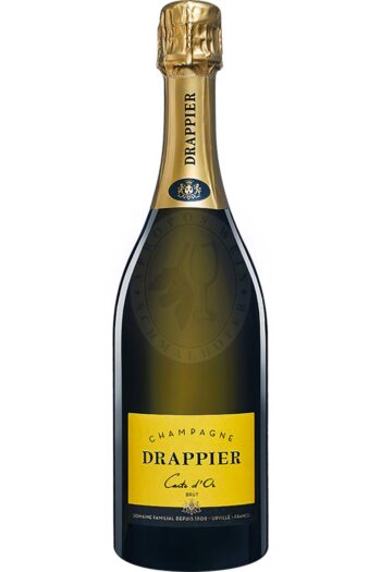 241952 Product Der Carte d'Or Brut zeigt sich in einem strahlenden Goldgelb mit feinen, anhaltenden Bläschen. In der Nase entfalten sich komplexe Aromen von Steinfrüchten, insbesondere weißen Pfirsichen, ergänzt durch einen Hauch von Gewürzen und einer charakteristischen Note von Quittengelee. 16655.jpg