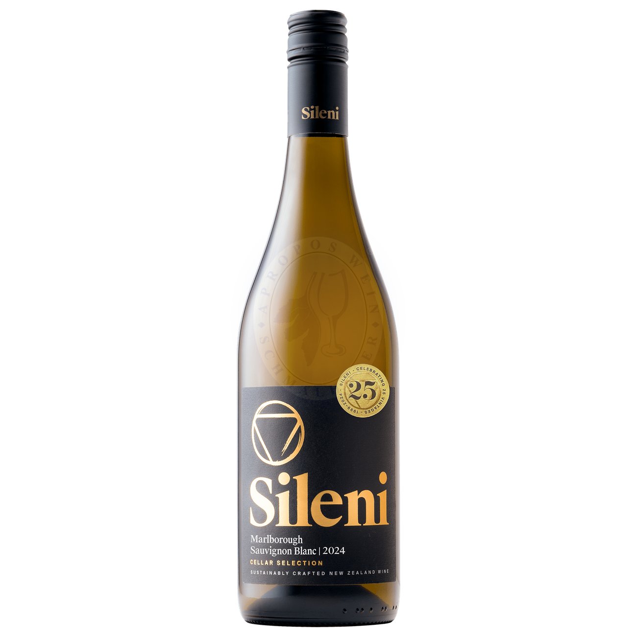 469445 Product Der Sauvignon Blanc 2024 von Sileni aus Neuseeland ist ein Paradebeispiel für die unverkennbare Stilistik der Marlborough-Region. Schon im Glas begeistert er mit einem hellen, fast silbrig schimmernden Strohgelb. In der Nase entfaltet sich ein lebendiges Bouquet aus frischer Stachelbeere, Passionsfrucht und tropischer Mango, unterlegt von einer feinen Kräuterwürze und zarten Zitrusnoten 9421003813205-2024