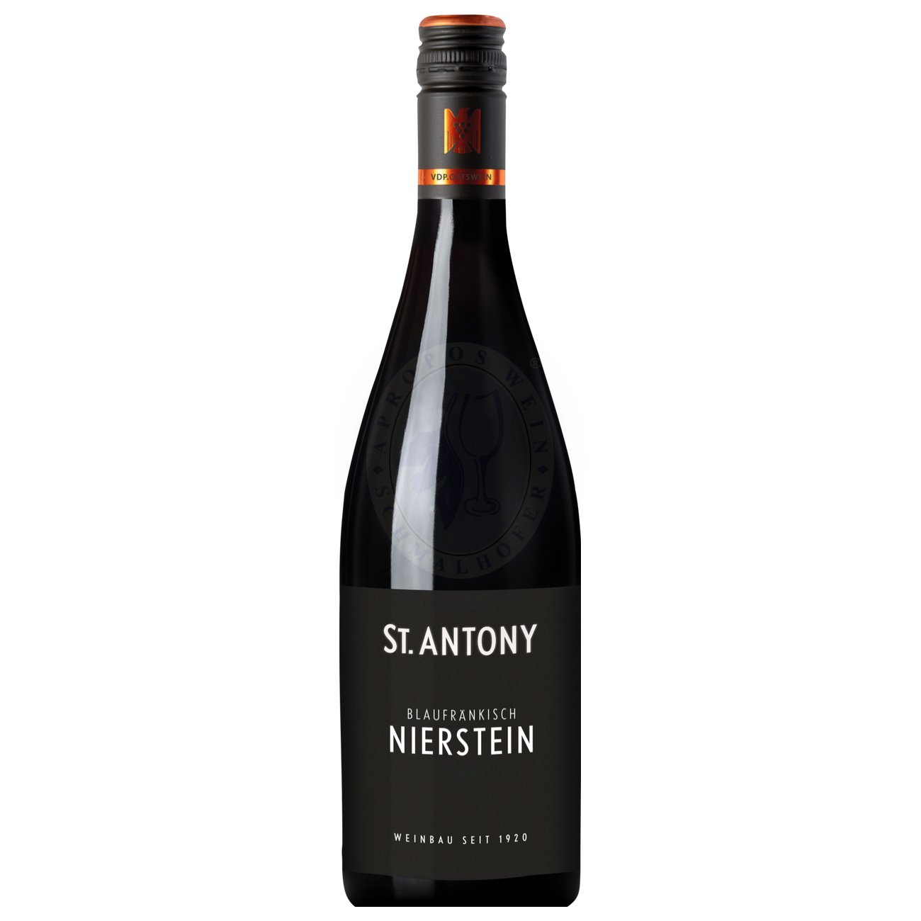 473549 Product Im Glas präsentiert sich der Wein in einem tiefen Rubinrot. Das Bouquet entfaltet intensive Aromen von dunklen Beeren wie Brombeeren und Pflaumen, begleitet von würzigen Noten, die an Pfeffer, Kräuter und einen Hauch von Vanille erinnern. 4040543100252-2022