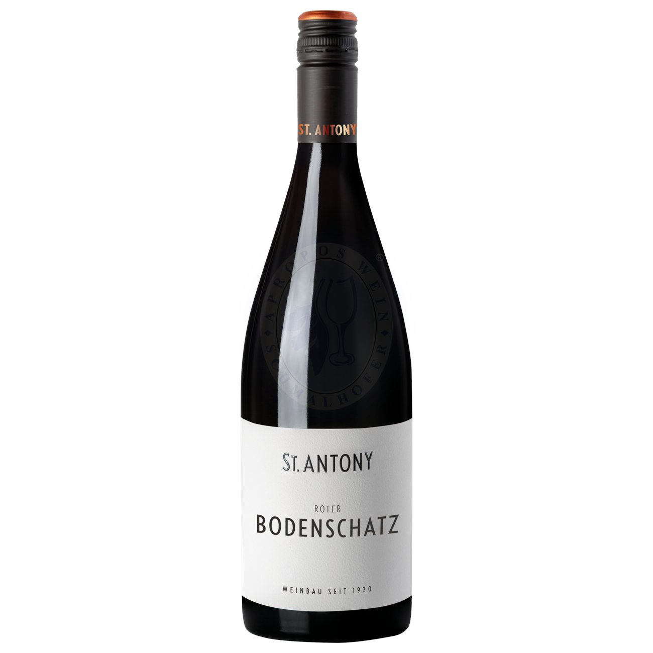 479804 Product Der Roter Bodenschatz 2022 vom Weingut St. Antony ist eine charaktervolle, trocken ausgebaute Rotwein-Cuvée, die den roten Hang und seine Schiefer-/Sandsteinprägung in saftige Frucht und feine Würze übersetzt. Im Duft verbinden sich reife Kirsche und Brombeere mit einem Hauch Cassis, zarter Kräuterwürze und dezenten Röst-/Holzanklängen. 4040543100160-2022