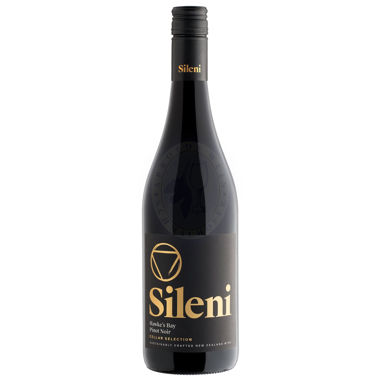 507105 Product Der Cellar Selection Pinot Noir zeigt eine lebhafte rubinrote Farbe mit leicht violetten Reflexen. In der Nase bietet er verlockende Aromen von reifen Beeren, insbesondere von Kirschen und Erdbeeren, neben subtilen Noten von Backgewürzen und einem Hauch von Vanille aus dem schonenden Eichenausbau. 9421003814202-2021