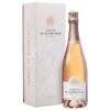 523193 Product Der Champagne Veuve Duroy Brut ist ein klassisch-eleganter Vertreter aus dem Herzen der Champagne, der mit feiner Perlage, klarer Frucht und ausgewogener Struktur überzeugt. Im Glas präsentiert er sich in einem leuchtenden, hellen Goldton mit lebendiger und fein aufsteigender Mousse. Die Nase ist frisch und duftig mit Aromen von grünem Apfel, Zitrusfrüchten und weißen Blüten, ergänzt durch feine Brioche- und Mandelnoten – ein Hinweis auf die traditionelle Flaschengärung und den Kontakt auf der Hefe. 3760183180605