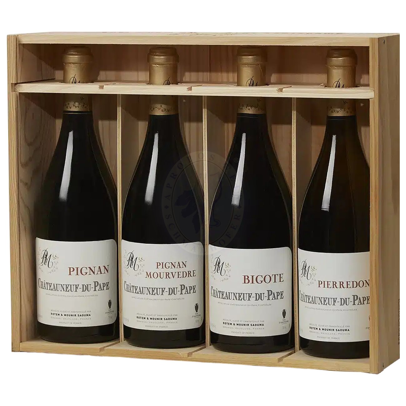 531749 Product In der Nase dominieren frische Wald- und Weichselbeeren, Lakritz, würzige Kräuteranklänge und eine subtile Steinigkeit — die reine Terroirstruktur, die beim Amphoren-Ausbau besonders zur Geltung kommt. Im Mund präsentieren sich diese Weine mit klarer Frucht, eleganter Säure, feiner Tanninstruktur und einem markanten mineralischen Rückgrat, das sich bis ins nachhaltige, reife Finish zieht. Das Set enthält: Carignan 2021: Ein Côtes-du-Rhône, der die volle Kraft und Komplexität des Carignan offenbart, mit Aromen dunkler Früchte und einer geschmeidigen Struktur. La Crau 2021: Ein Châteauneuf-du-Pape Rotwein vom Hochplateau mit steinigem, lehm-kalkhaltigem Boden. Dieser kraftvolle und elegante Wein bietet Aromen von reifen Früchten und Gewürzen. Pignan 2021: Ein Châteauneuf-du-Pape Rotwein, gereift auf einem Terroir aus Sand und abgerundeten Kieseln, nach Norden ausgerichtet, der außergewöhnliche Frische und Finesse sowie eine schöne Länge am Gaumen präsentiert. Pierredon 2021: Ein Châteauneuf-du-Pape Weißwein aus Grenache und Clairette, ein Jahr lang mazeriert, um einen einzigartigen, frischen und ausdrucksstarken Wein zu schaffen, ohne dabei ein Orangewein zu sein. 111681