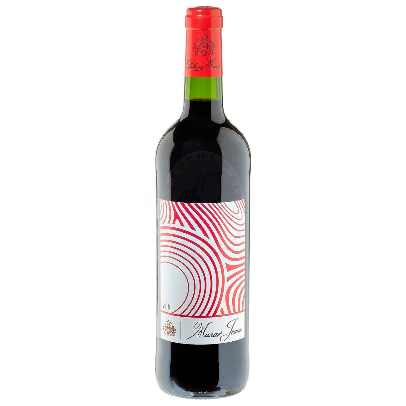 535759 Product Der Jeune Red 2021 von Château Musar ist die jugendlich-frische Interpretation der traditionsreichen libanesischen Kultkellerei und bietet einen lebendigen, authentischen Zugang zur einzigartigen Handschrift des Hauses. Im Glas zeigt er sich in einem dunklen Purpurrot mit violetten Reflexen. Die Nase ist intensiv fruchtbetont: Schwarzkirschen, Brombeeren und reife Pflaumen stehen im Vordergrund, begleitet von einem Hauch von Lakritz, mediterranen Kräutern, schwarzem Pfeffer und einem zarten Anklang von Kakao und Rauch. 5017469310002-2020