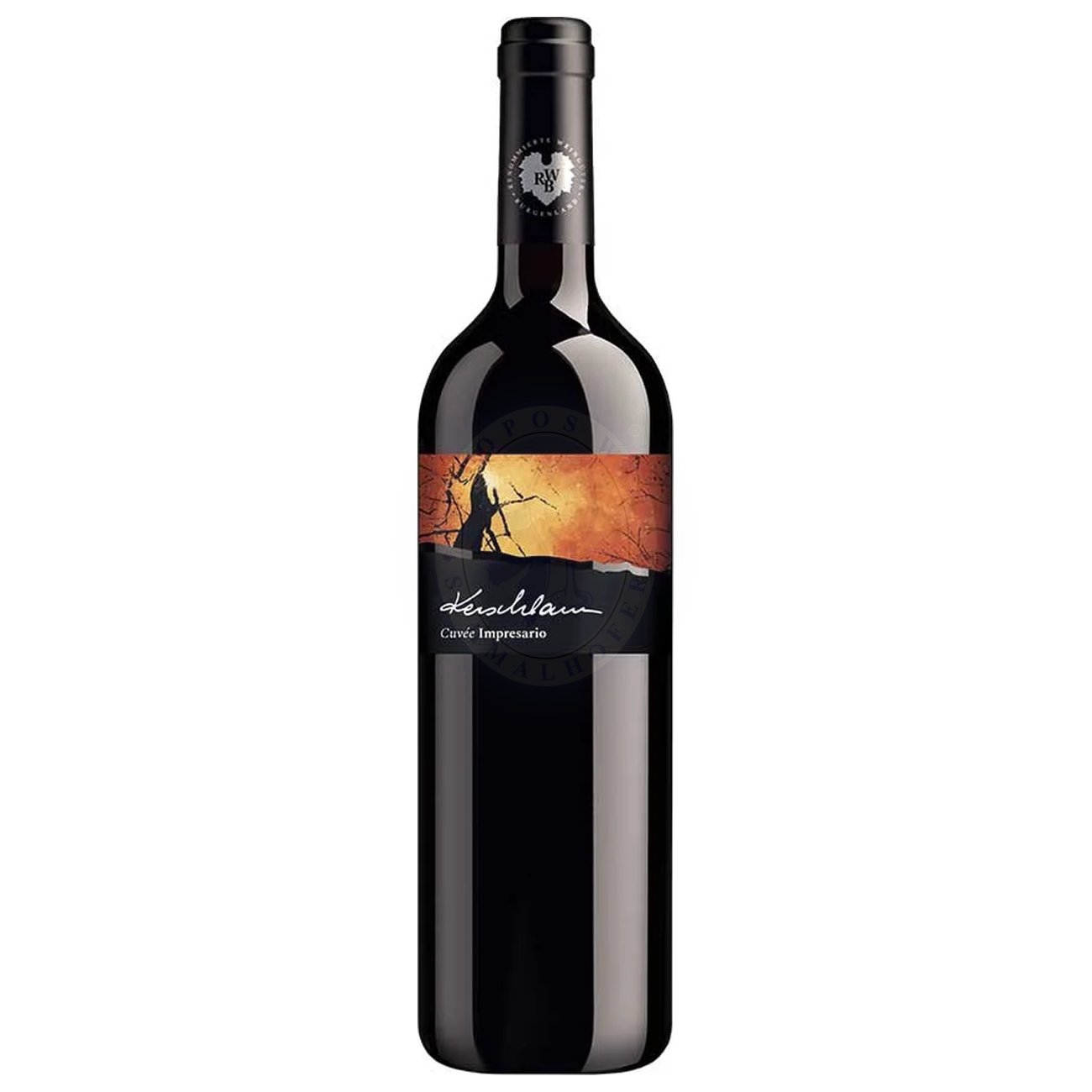 537451 Product Der Cuvée Impresario 2021 des Weinguts Kerschbaum ist ein komplexer Rotwein aus dem Mittelburgenland, Österreich. Die Cuvée besteht aus 60 % Blaufränkisch, 20 % Zweigelt, 15 % Merlot und 5 % Cabernet Sauvignon. Nach 24 Tagen Maischegärung reifte der Wein 18 Monate lang ausschließlich in neuen Holzfässern. Der Wein präsentiert sich in einem dunklen Rubingranat mit violetten Reflexen. In der Nase entfalten sich Aromen von dunklen Beerenfrüchten wie Cassis und Wacholderbeeren, unterlegt mit feinen Holzwürznoten und einem Hauch von Lakritze. 101481