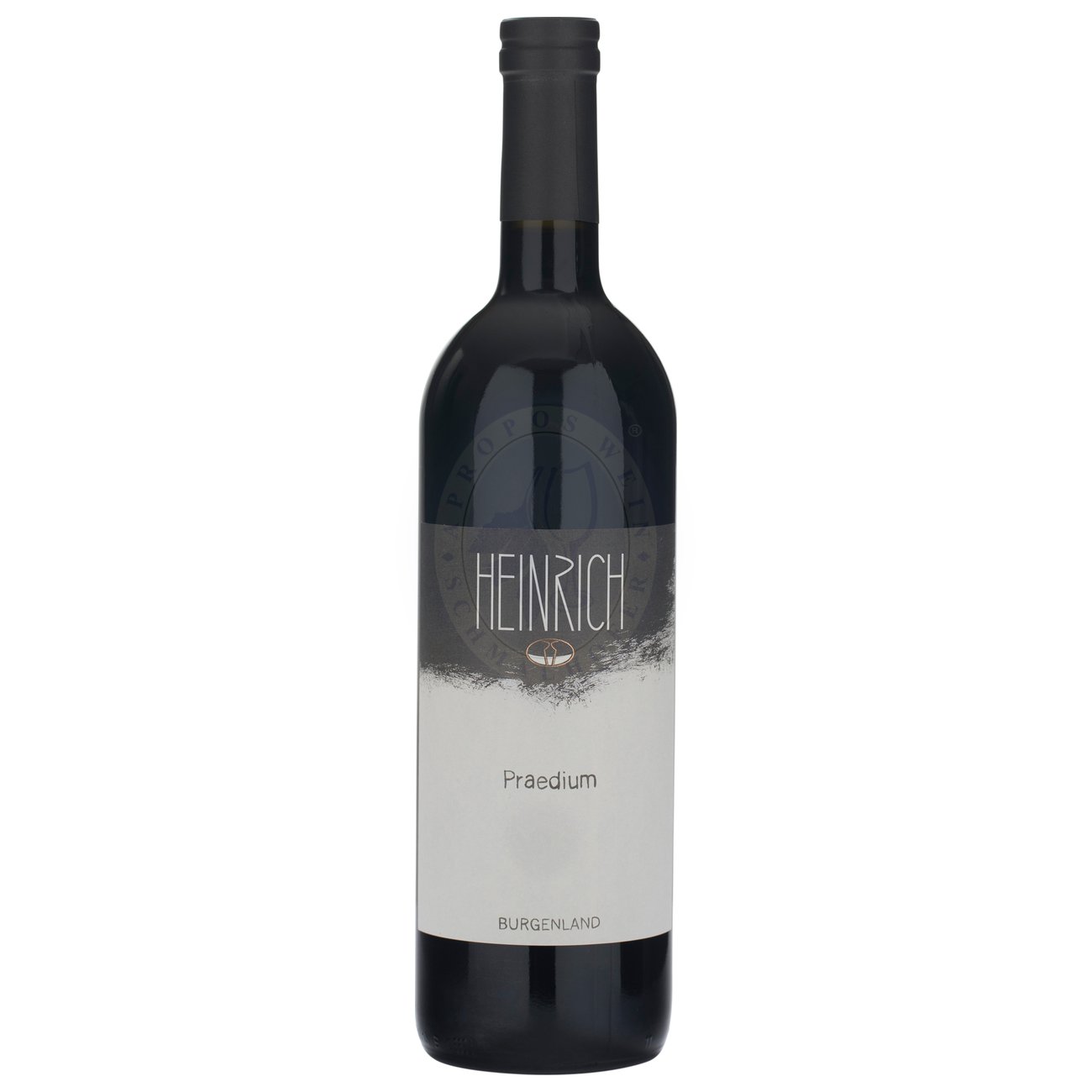 540358 Product Tonangebend ist der Zweigelt, der als hiesige Leitsorte dunkle Fruchtaromen, kraftvolle Textur und feine Eleganz perfekt auf einen Nenner bringt. Unterstützt wird er dabei von der extraktsüßen Fülle des Merlot und der feinen Würze des St. Laurent was ingesamt eine facettenreiche, vielschichtige Cuvee ergibt. 91848