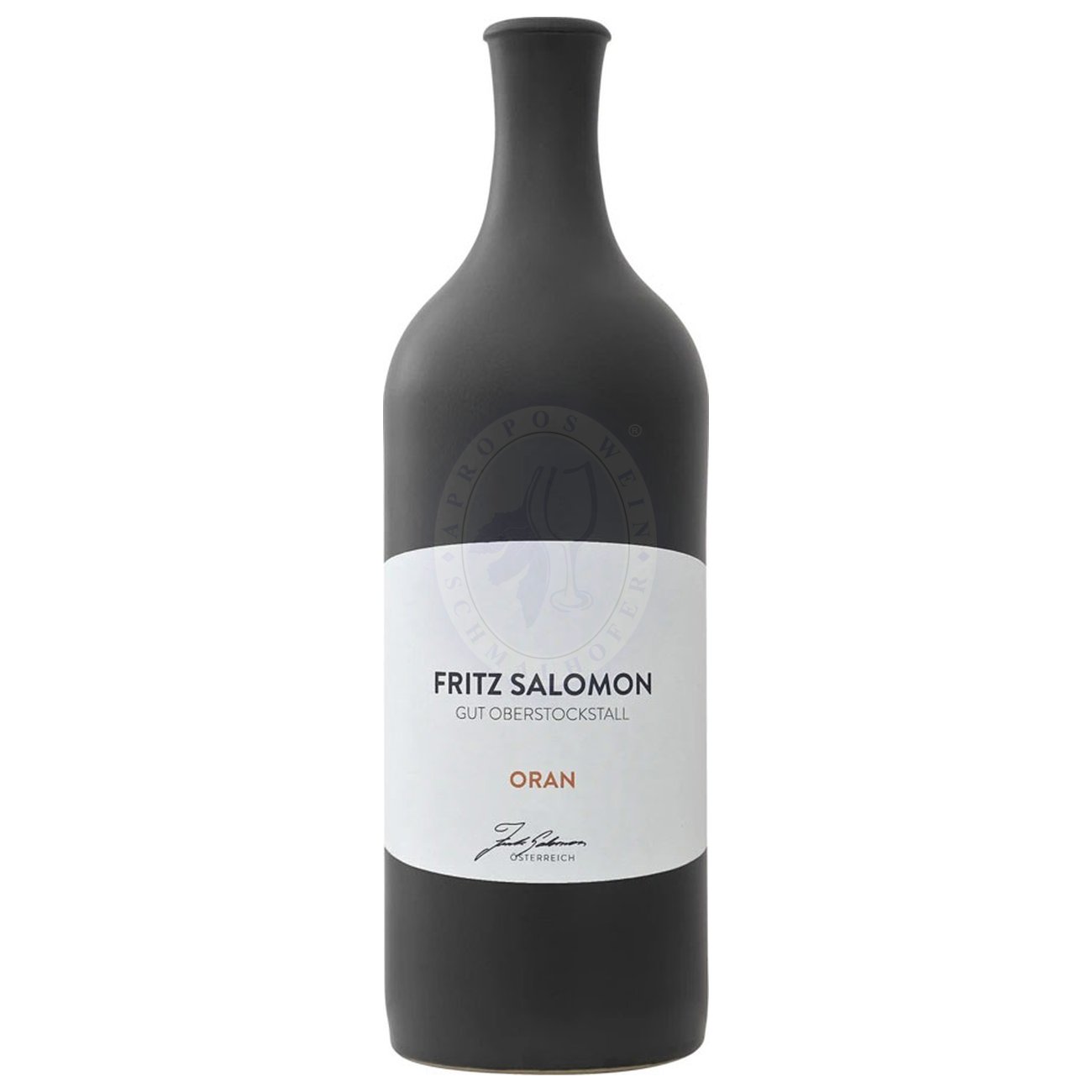 541823 Product Nach kurzem Anquetschen werden die Trauben mitsamt ihrer Schalen spontan und ohne Temperaturkontrolle vergoren. Mittels eines langsam rotierenden Paddels wird die Maische zweimal am Tag über 5 Minuten untergestoßen, um derart Aromen, Gerb- und Farbstoffe aus den Schalen zu laugen. Nach dem Pressen wird der Wein teils in 1000 Liter Holzfässer und teils in Edelstahl umgezogen, wo er sich derzeit auf der Feinhefe entwickelt. Oran wird ungefiltert gefüllt. 86545