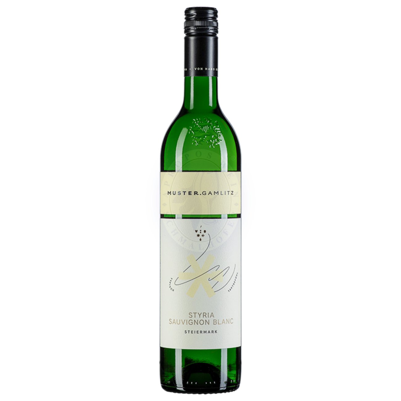 547462 Product Der Sauvignon Blanc Styria DAC 2024 präsentiert sich im Glas in einem lebendigen Gelbgrün mit strahlenden Silberreflexen – ein visueller Auftakt, der pure Frische verheißt. In der Nase entfaltet er eine feine Aromatik typisch für die Südsteiermark: knackiger grüner Paprika, Holunderblüten, frisch gemähte Wiesen und zarte Noten von Stachelbeere. 9007303023089-2024