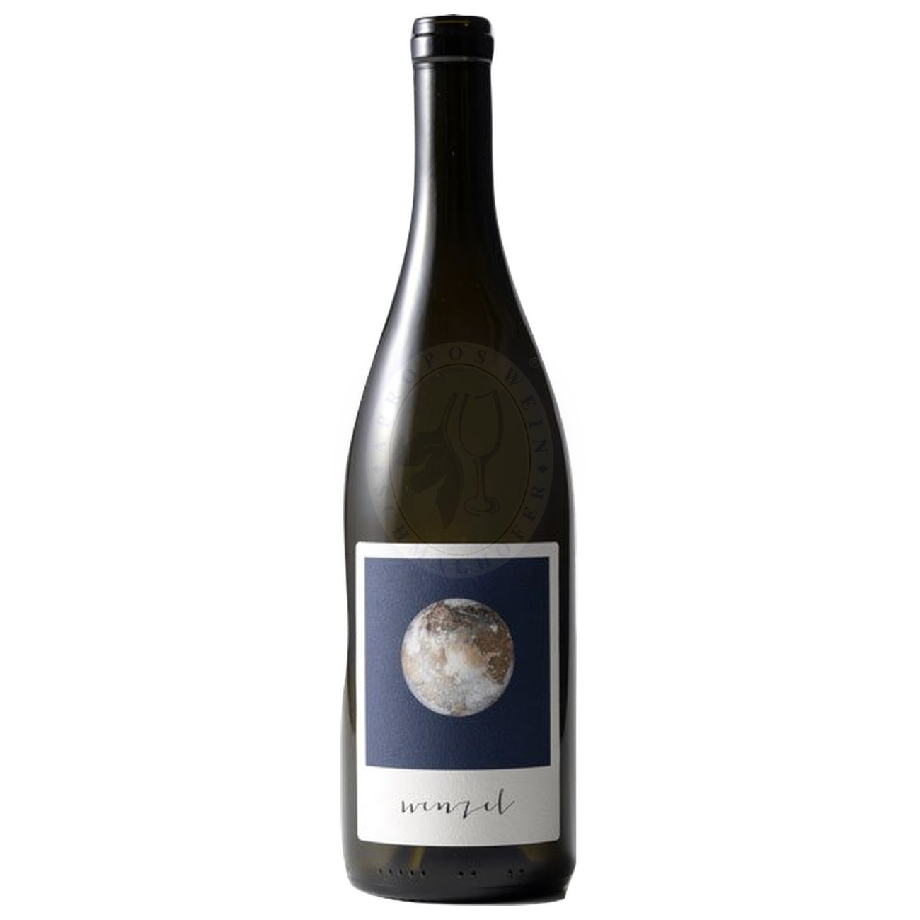 549863 Product Im Glas präsentiert sich der Wein in einem strahlenden Rubinrot. Das Bouquet offenbart Aromen von dunklen Beeren, insbesondere Brombeere und Zwetschke, begleitet von einer würzigen Kräuternote und floralen Anklängen. 110171