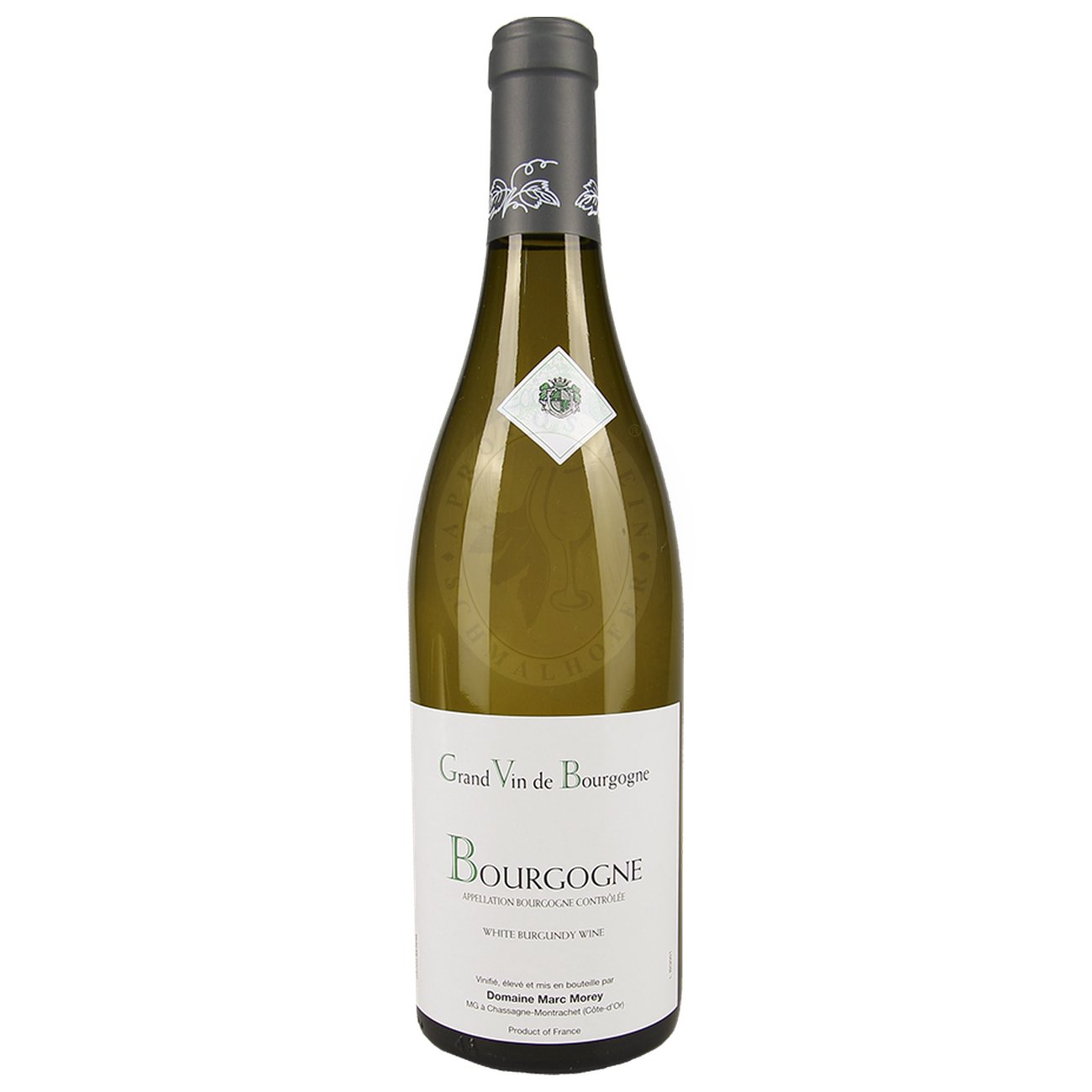 551582 Product Der Bourgogne Chardonnay 2023 von Domaine Marc Morey & Fils präsentiert sich im Glas in strahlendem Strohgelb mit lebhaften Reflexen und verkörpert die elegante Balance, für die Chassagne-Montrachet steht. Das Bouquet öffnet sich mit präzisen Aromen von weißen Blüten, reifer Birne und Zitrus – ergänzt durch exotische Nuancen wie Sternfrucht und Kiwi sowie einen dezenten marzipan- oder mandelcremigen Unterton. 9001871215181-2023
