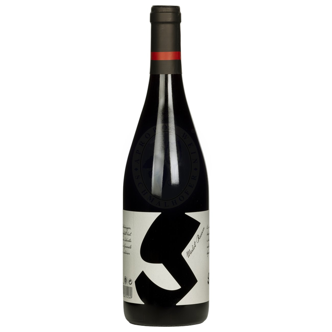 556195 Product Im Glas präsentiert sich der Wein in tiefdunklem Rubingranat mit opakem Kern. Das Bouquet entfaltet kühlwürzige Aromen von dunklen Beeren und gedörrten Zwetschken, ergänzt durch feine Cassis-Noten. Am Gaumen zeigt sich der Merlot kräftig mit feiner Länge und markanten, gut eingebundenen Tanninen im Abgang. 9120064315382-2022