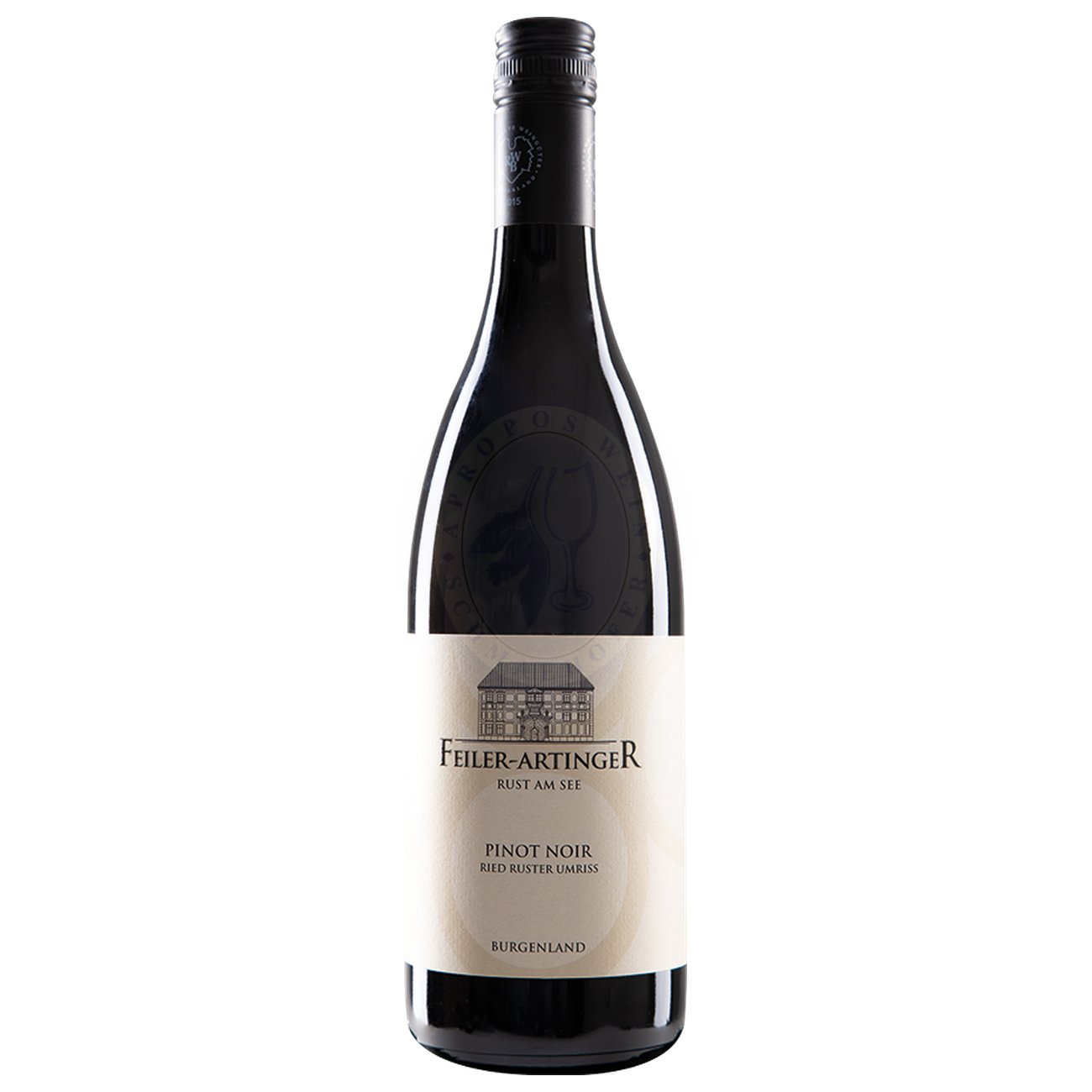 556627 Product Der Jahrgang 2023 zeigt sich im Glas in einem leuchtenden Rubinrot mit granatroten Reflexen. Das Bouquet ist intensiv und vielschichtig mit Aromen von reifen roten Kirschen, Himbeeren und Walderdbeeren, begleitet von feinen Noten von Veilchen, schwarzem Tee und einem Hauch von Zedernholz und Vanille. 9120011296603-2023