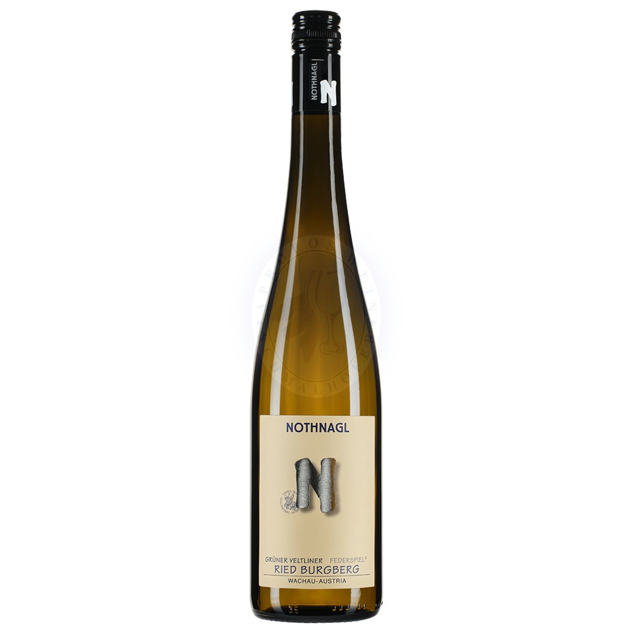 557230 Product Der Grüne Veltliner Federspiel Burgberg 2024 vom Weingut Nothnagl ist ein eleganter Vertreter der Wachauer Weintradition und bringt das Terroir des Burgbergs in beeindruckender Klarheit zum Ausdruck. Im Glas präsentiert sich der Wein in hellem Strohgelb mit leicht grünlichen Reflexen – ein Hinweis auf seine Frische und Jugend. In der Nase entfaltet sich ein animierendes Bouquet aus grünem Apfel, Limette und weißem Pfeffer, begleitet von zarten Anklängen an Wiesenkräuter und einer feinen mineralischen Note. 9120021542400-2024