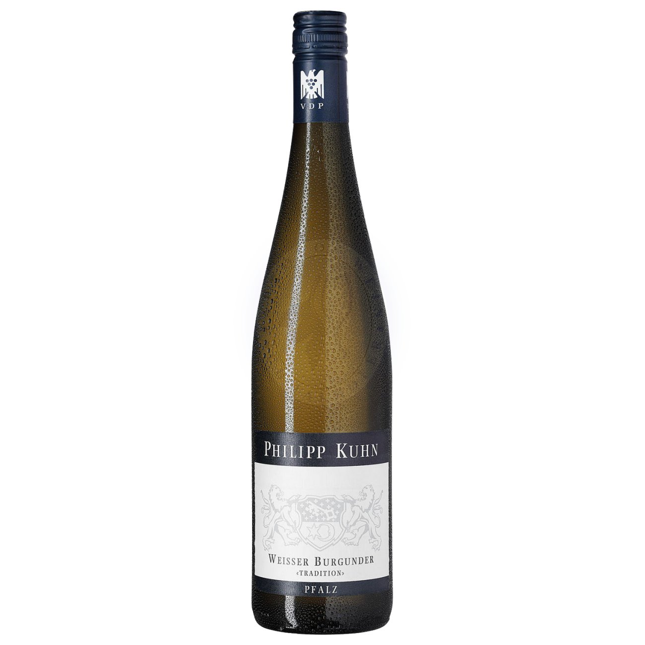 631188 Product Der Weißburgunder „Tradition“ 2024 vom Weingut Philipp Kuhn in Laumersheim ist ein Paradebeispiel für die Verbindung von klassischer Burgunderstilistik und moderner Pfälzer Weinbaukunst.
Im Glas präsentiert sich der Wein in einem klaren, hellen Grüngelb. Das Bouquet entfaltet intensive Aromen von frischer Birne, getrocknetem Apfel, süßer Melone und einem Hauch von Walnuss. 4260134130035-2023