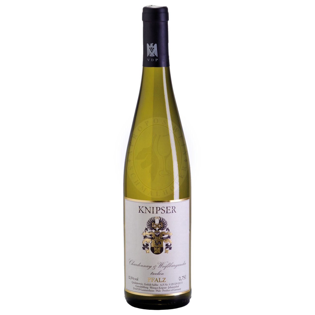 631440 Product Der Chardonnay & Weißburgunder 2024 vom Weingut Knipser ist eine elegante, fein balancierte Cuvée aus zwei edlen Rebsorten, die sich im Zusammenspiel perfekt ergänzen: der Chardonnay bringt Struktur und Fülle, der Weißburgunder sorgt für Frische, Klarheit und feine Frucht. Im Glas zeigt sich der Wein in hellem Goldgelb mit silbernen Reflexen. Das Bouquet ist fein und vielschichtig: Aromen von gelbem Apfel, Birne und Zitrusfrüchten werden begleitet von floralen Nuancen, einem Hauch weißer Blüten und dezent nussigen Anklängen. 4260032193088-2024