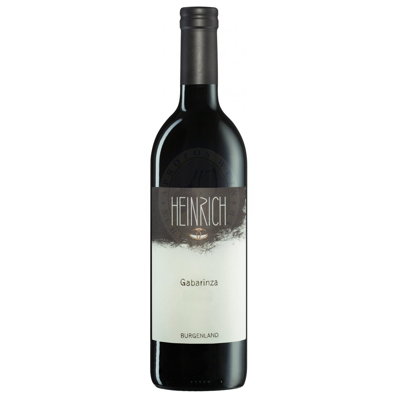 634239 Product Der Gabarinza Bio 2019 von Gernot und Heike Heinrich präsentiert sich in einem tiefen Rubinrot mit violetten Reflexen. In der Nase entfalten sich komplexe Aromen von reifen dunklen Beeren wie schwarzen Johannisbeeren und Kirschen, ergänzt durch Anklänge von Tabak, Kräuternoten und einem Hauch von Schokolade. Diese Kombination ergibt ein einladendes und aromatisches Bouquet. 9120104731677-2019