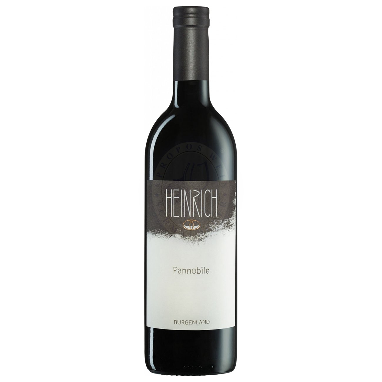 634473 Product Der Pannobile zeigt sich in einem tiefen, rubinroten Farbton mit purpurnen Reflexen. In der Nase entfalten sich komplexe Aromen von reifen roten Früchten, darunter Kirschen und Himbeeren, begleitet von subtilen Gewürz- und Kräuternoten. 9120104731752-2021