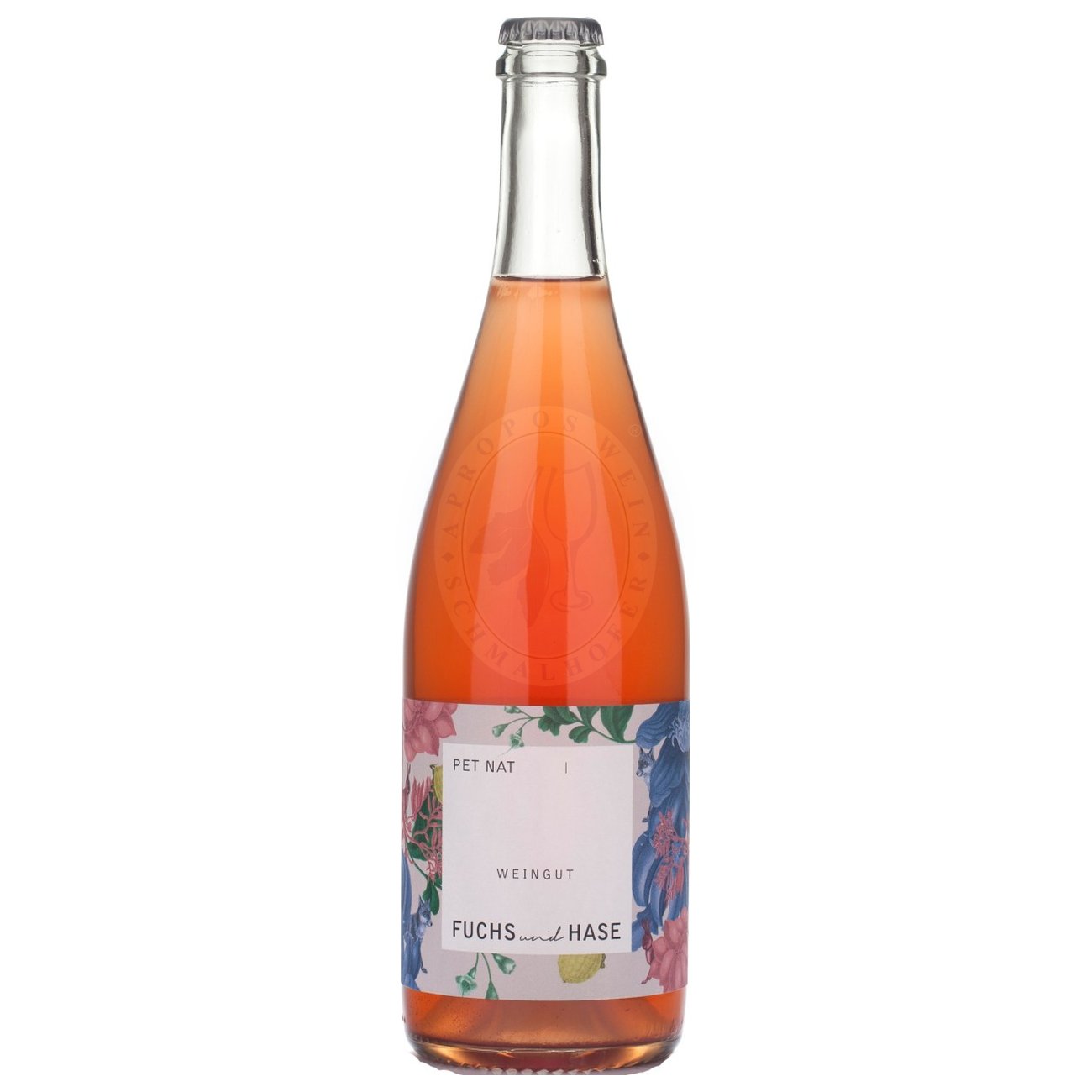 671401 Product Der Pet Nat 2022 Rosé Vol. 2 von Fuchs und Hase präsentiert sich in einem zarten Roséton mit lebhafter Perlage. In der Nase entfalten sich frische Aromen von Walderdbeeren, Rhabarber und einem Hauch von Zitrusfrüchten, begleitet von floralen Noten, die an Frühlingsblüten erinnern. 92072