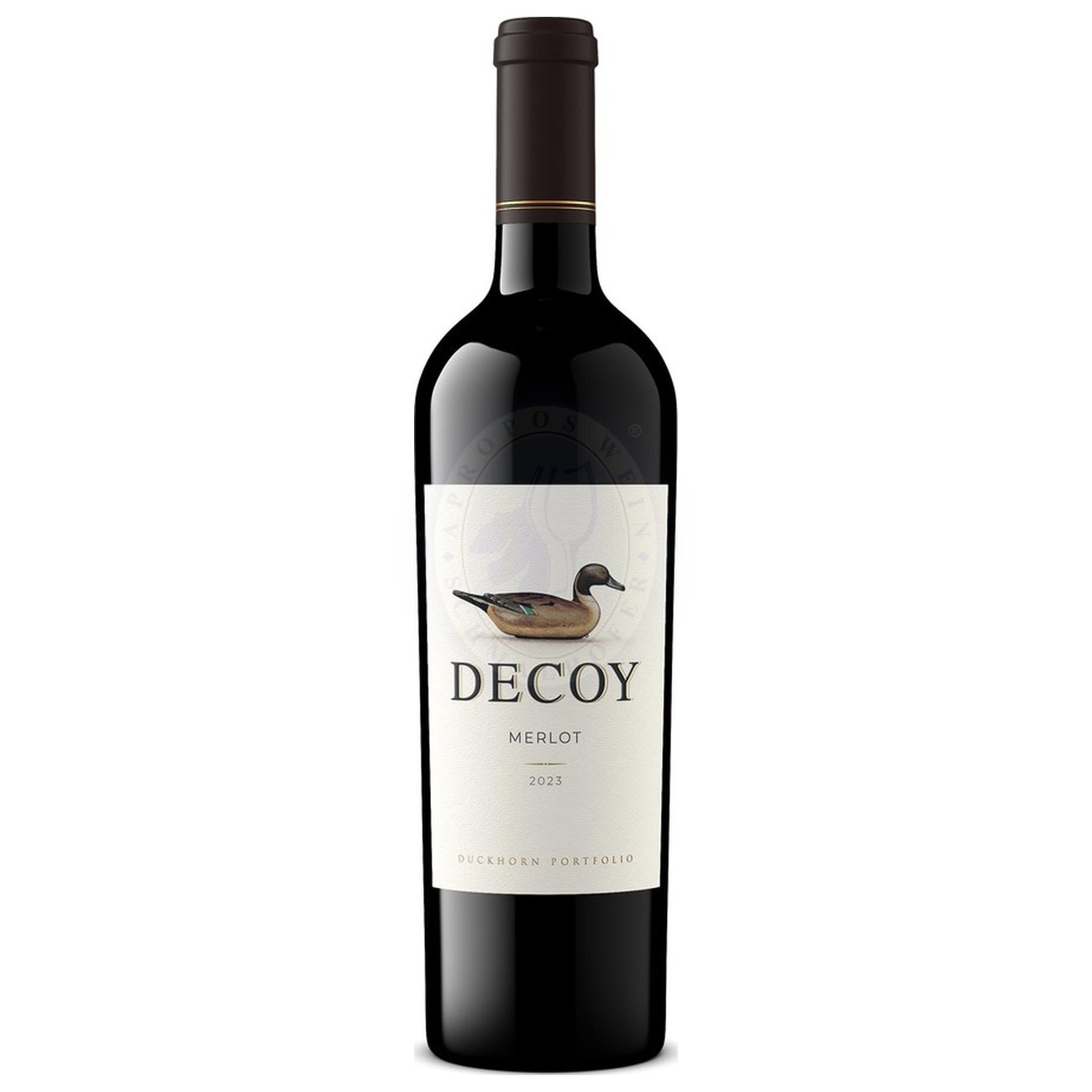 671968 Product Der Decoy Merlot 2022 von Duckhorn zeigt sich in einem tiefen, rubinroten Farbton und begeistert mit einem facettenreichen Bouquet, in dem reife Aromen von saftigen Kirschen, samtigen Pflaumen und zarten Himbeerakzenten harmonisch mit dezenten Noten von Vanille und feinem Eichenholz verschmelzen. 102682