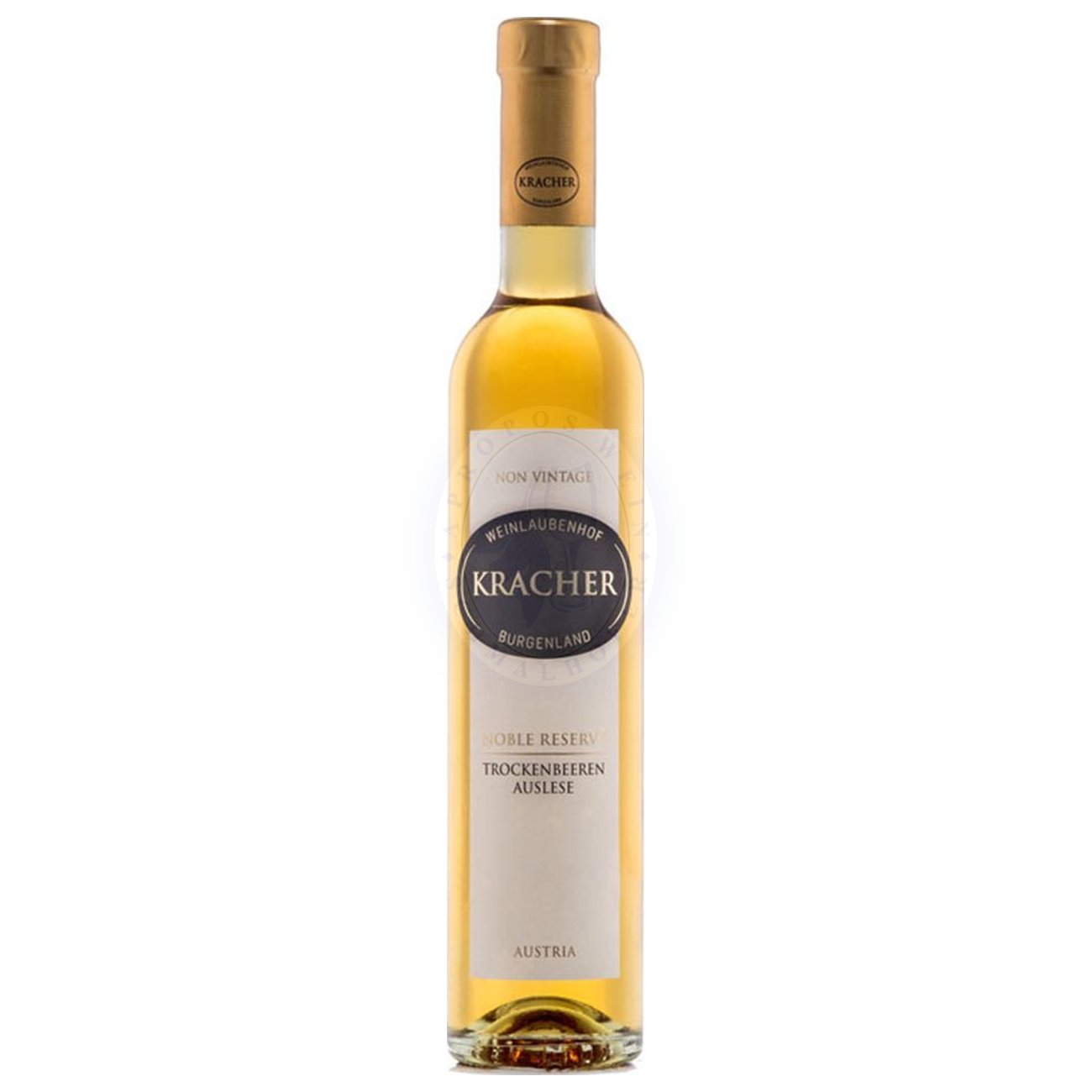 674428 Product Im Glas zeigt der Wein ein leuchtendes Gelbgold mit intensiver Tiefe. Im Bouquet entfalten sich aromatische Noten von kandierten Orangenschalen, feiner Macis-Würze, gelber Pfirsichfrucht, sowie subtile Kräuter- und Malzanklänge, die mit Luft zunehmend komplexer werden. 111829