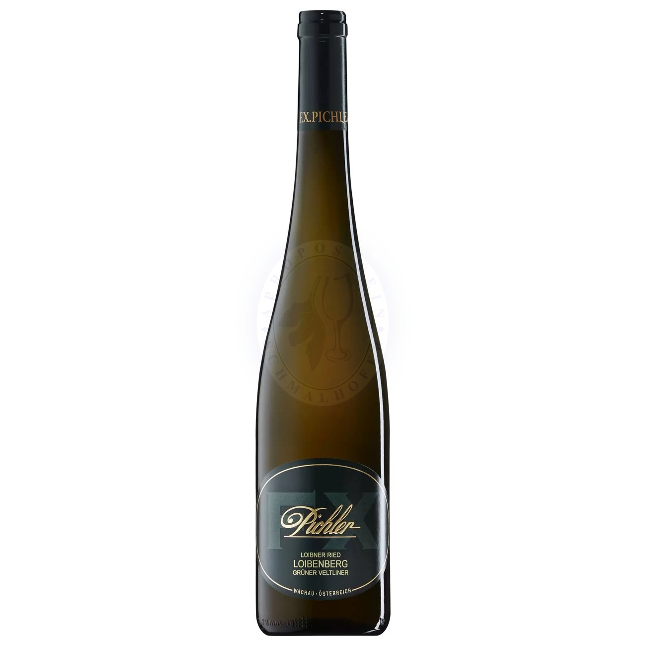 685969 Product Der Grüne Veltliner Loibenberg 2021 von F.X. Pichler ist eine meisterhafte Interpretation einer der berühmtesten Einzellagen der Wachau und besticht durch seine faszinierende Komplexität und Eleganz. Im Glas präsentiert er sich in einem strahlenden, satten Goldgelb mit grünlichen Reflexen. Das Bouquet ist ausdrucksstark und tiefgründig, getragen von Aromen reifer gelber Früchte wie Aprikose, Pfirsich und Mirabelle, begleitet von feinen Noten weißem Pfeffer, frischen Kräutern und einer dezenten mineralischen Salzigkeit, die dem Wein eine besondere Frische und Tiefe verleiht. 40634-2021