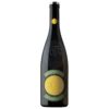 695250 Product Im Glas zeigt sich der Wein in leuchtendem Goldgelb. Sein Bouquet entfaltet exotische Noten von Honigmelone, Papaya, Ananas und Mango, begleitet von Duftnuancen wie Kokos, Marzipan, Vanille und feinem Gebäck Dazu gesellen sich florale und würzige Akzente – mit Anklängen von aromatischen Kräutern und gerösteten Mandeln, die die Nase faszinierend umspielen. 8030050000080-2023