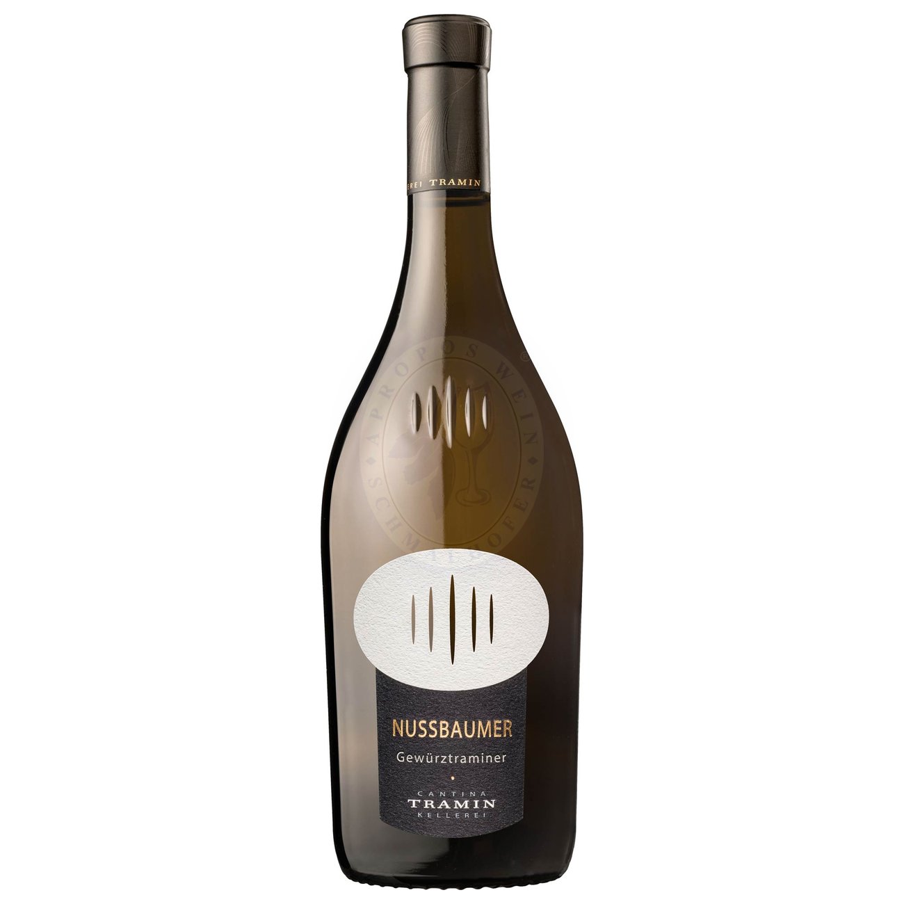 712303 Product Gewürztraminer Nussbaumer Südtirol DOC 2024 von Kellerei Tramin demonstriert mit kühler alpiner Präzision aus kalkreichem Dolomitschotter, lehmigem Schluff und vulkanischem Porphyr am Fuße des Mendelkamms, getragen von den nächtlichen Fallwinden der Alpen und der wärmenden Brise des Gardasees, wie meisterhaft Kellermeister Willi Stürz die historische Rebsorte seiner Heimat in ein aristokratisch zieseliertes, straffes und ungemein langlebiges Weißweinmonument übersetzt. Das nobel karge, ungemein tiefgründige Bouquet eröffnet ein glasklares, facettenreiches Spiel von saftiger Litschi, gelber Marille, weißem Weingartenpfirsich, knackiger Mango und Passionsfrucht, feinsinnig ergänzt durch kandierte Kumquats, Cedrozitrone und Pink Grapefruit. 801336529700-2022