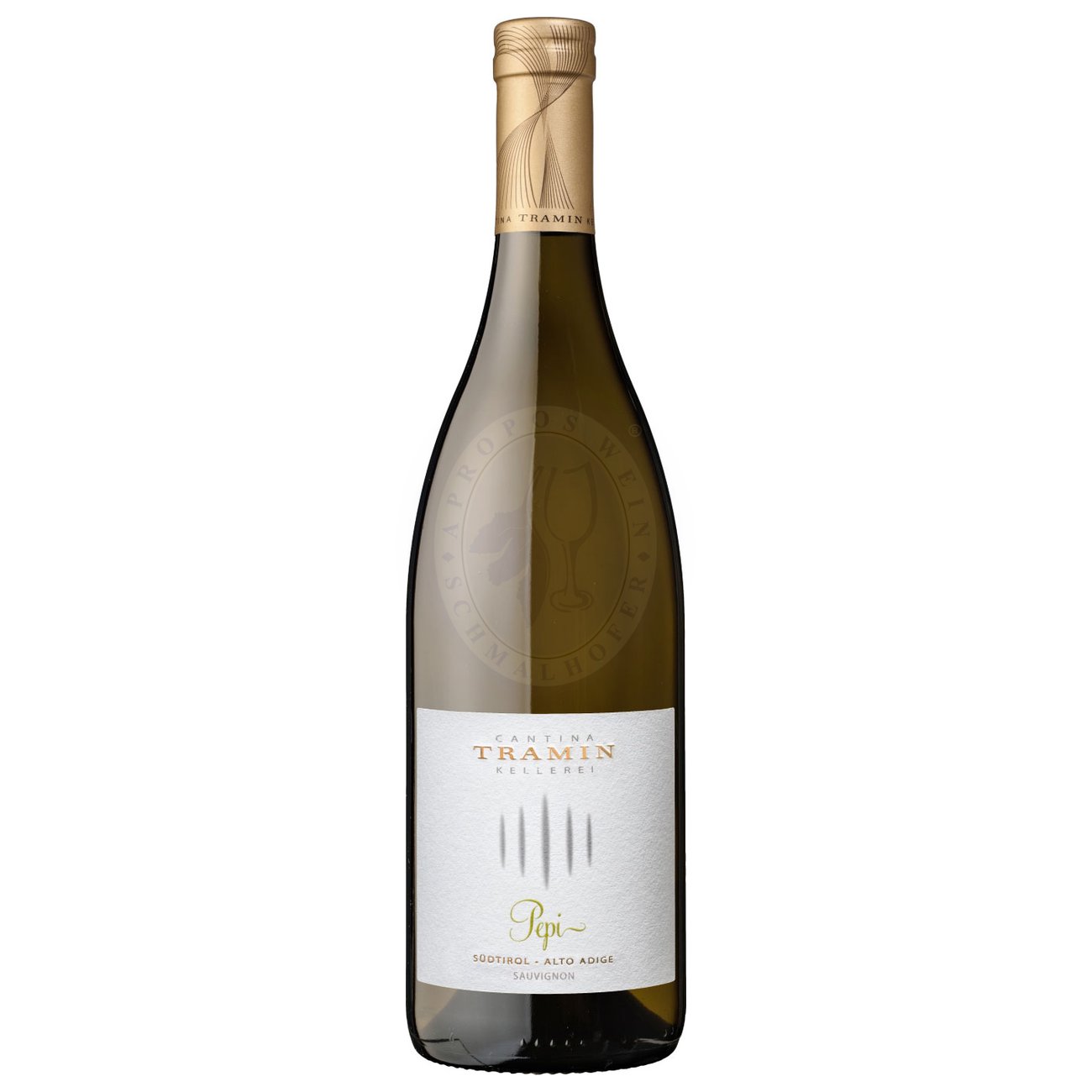 712930 Product Die renommierte Kellerei Tramin – eine der qualitätsführenden und meistausgezeichneten Kooperativen der Welt – bündelt in ihrem klassisch geprägten Sauvignon Blanc „Pepi“ DOC 2024 die ungezähmte Energie der steilen Alpenausläufer in einer ungemein fokussierten, kristallinen Interpretation. Das betörend kühle, hocharomatische Bouquet entfaltet ein glasklares, geradezu explosives Aromenspiel aus frischen Holunderblüten, knackiger Stachelbeere und saftiger rosa Grapefruit, meisterhaft unterlegt von geriebener schwarzer Johannisbeerblättern, wilder Brennnessel, einem Hauch von Passionsfrucht und einer faszinierend steinigen, kargen Mineralik. 8013365587002-2023